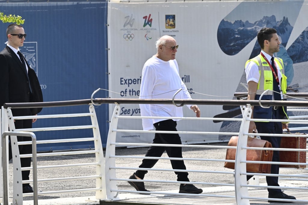 El empresario estadounidense Barry Diller camina para abordar un taxi acuático tras su llegada al aeropuerto Marco Polo de Venecia, antes de la boda de Jeff Bezos el 25 de junio de 2025. (Foto de ANDREA PATTARO / AFP)