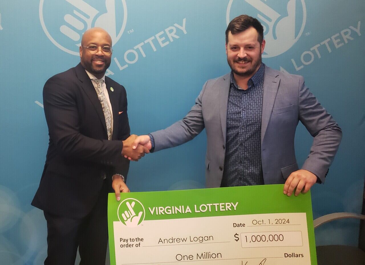 Andrew Logan (derecha) recibiendo su premio de US$1 millón obtenido tras jugar un boleto de Mega Millions (Foto: Lotería de Virginia)