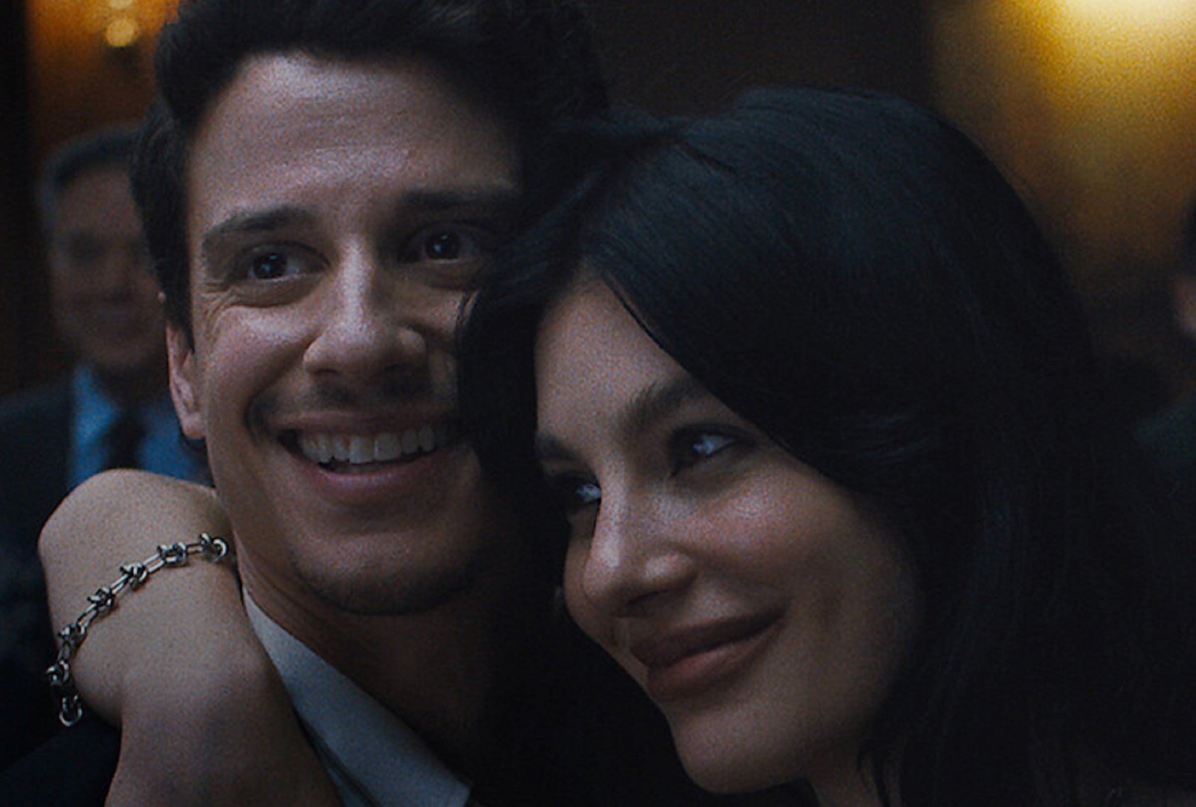 Adam DiMarco y Camila Morrone son los protagonistas de la serie de terror "Algo terrible está a punto de suceder", creada por Haley Z. Boston (Foto: Netflix)