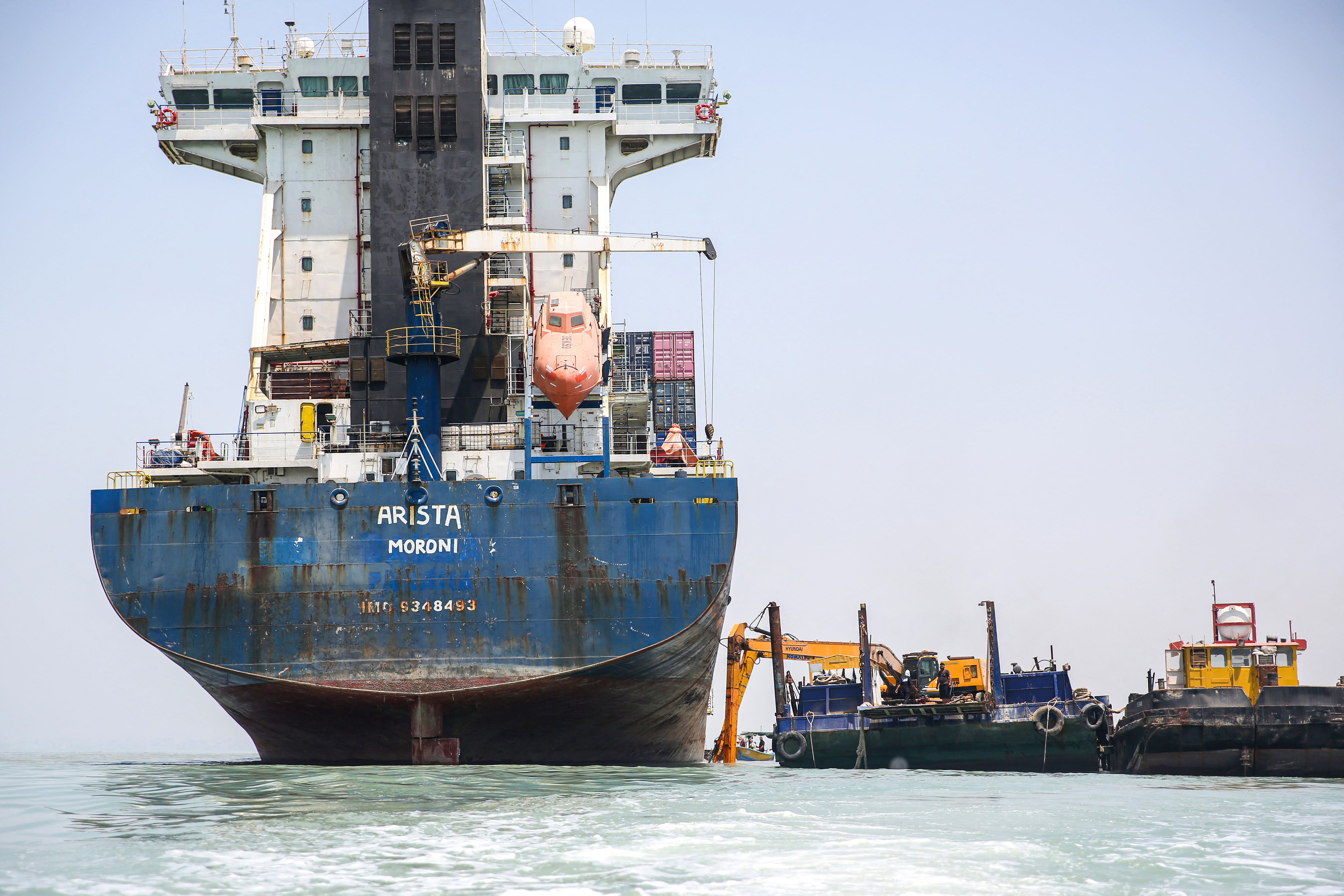 Un buque portacontenedores surcoreano que encalló tras elegir la ruta equivocada al intentar navegar por el estrecho de Ormuz. (Foto de Anadolu vía AFP).