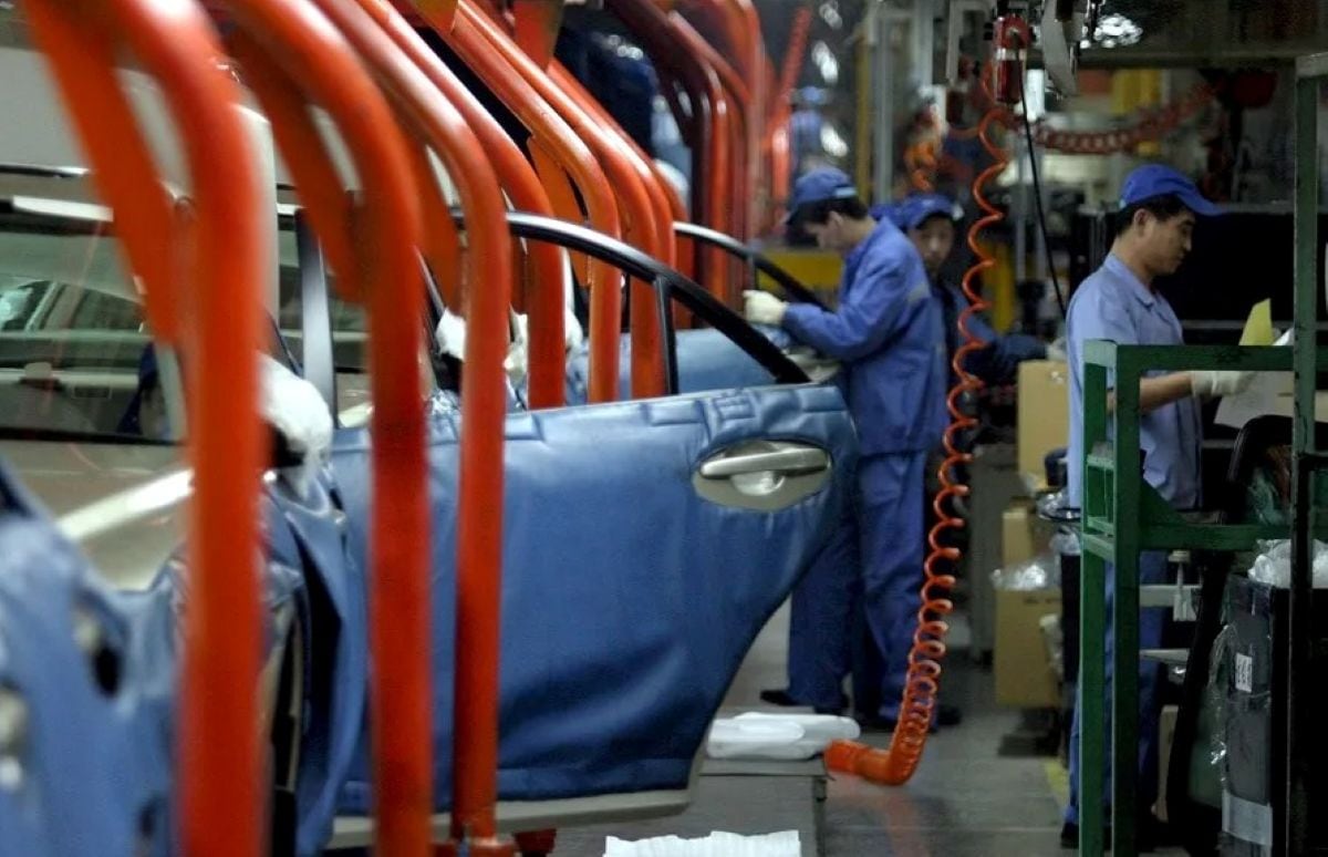 China mantiene el liderazgo global en la fabricación y exportación de vehículos eléctricos, según la AIE. Foto: EFE.