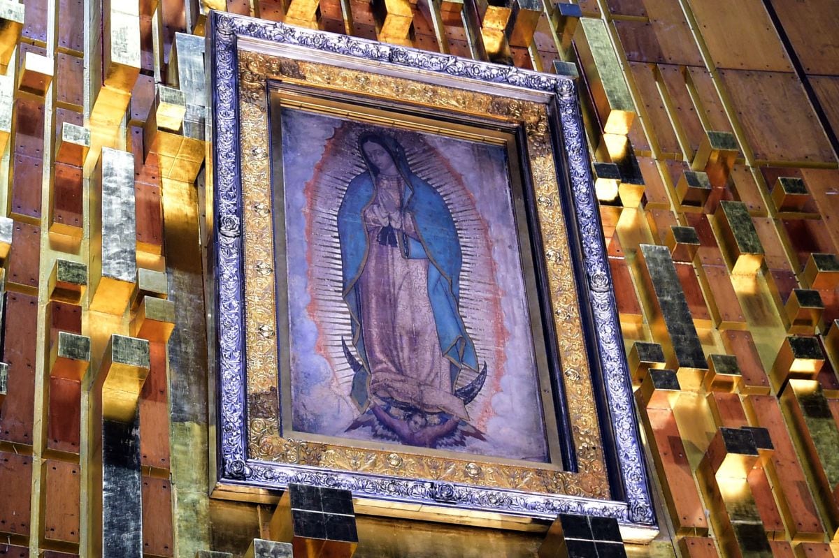 Vista de la imagen de la Virgen de Guadalupe en el interior de la Basílica de Guadalupe en Ciudad de México el 23 de enero de 2016 (Foto: Alfredo Estrella / AFP)