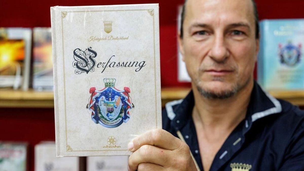 Peter Fitzek, líder autoproclamado del "Reino de Alemania", posa con la constitución del reino en Wittenberg (este) (Foto: AFP)