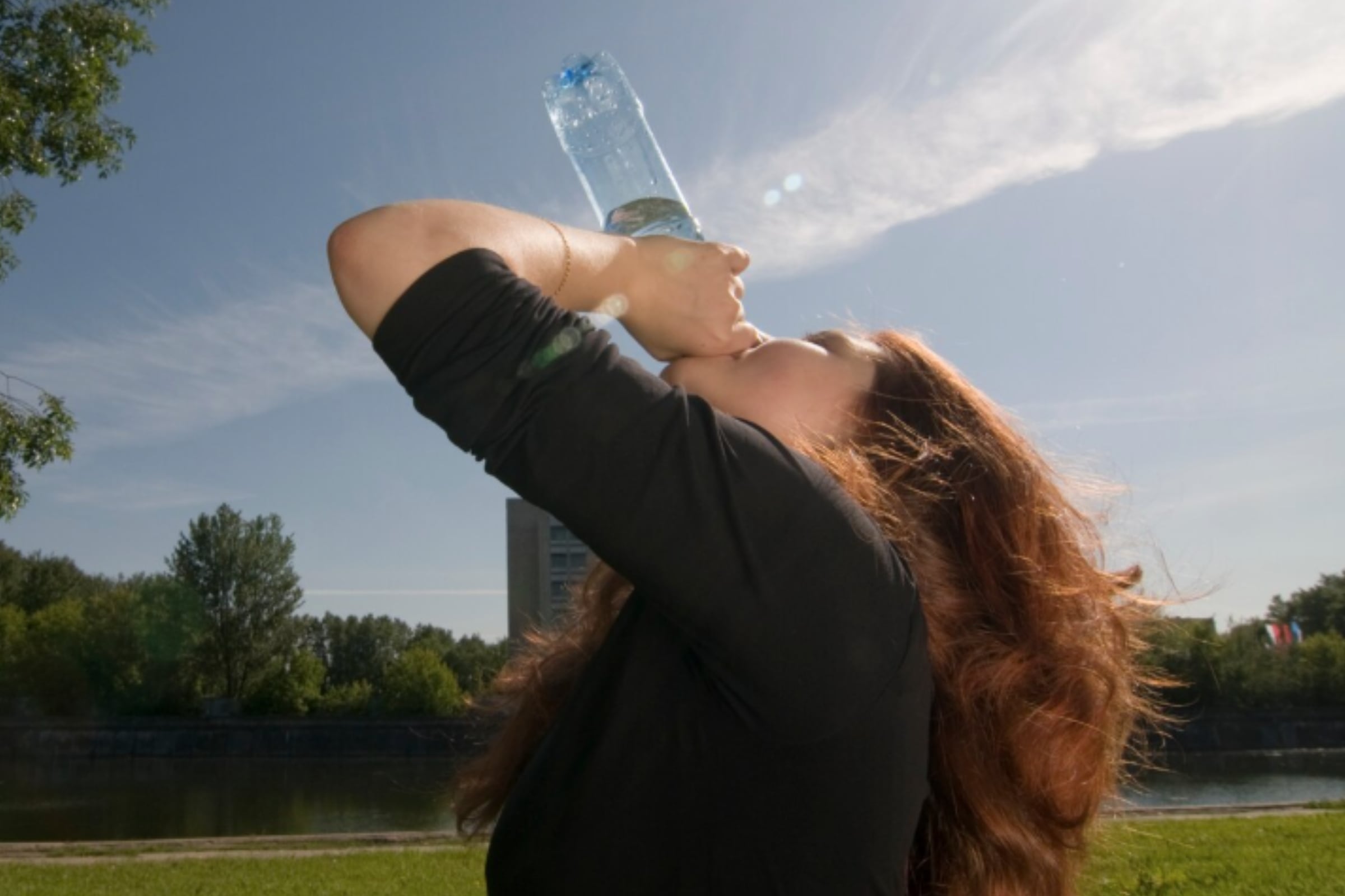 Ante esta ola intensa de calor que se está registrando en los últimos días, los especialistas recomienda hidratarse continuamente. (Crédito: Magnific / Imagen referencial)