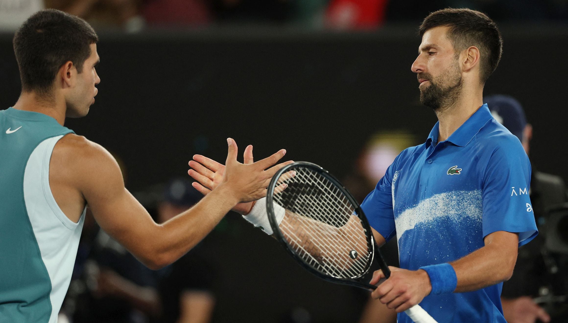 Conoce los canales de TV y dónde ver online la final Alcaraz vs. Djokovic EN VIVO EN DIRECTO online por el Abierto de Australia este domingo 1 de febrero. (Foto: Adrian DENNIS / AFP)
