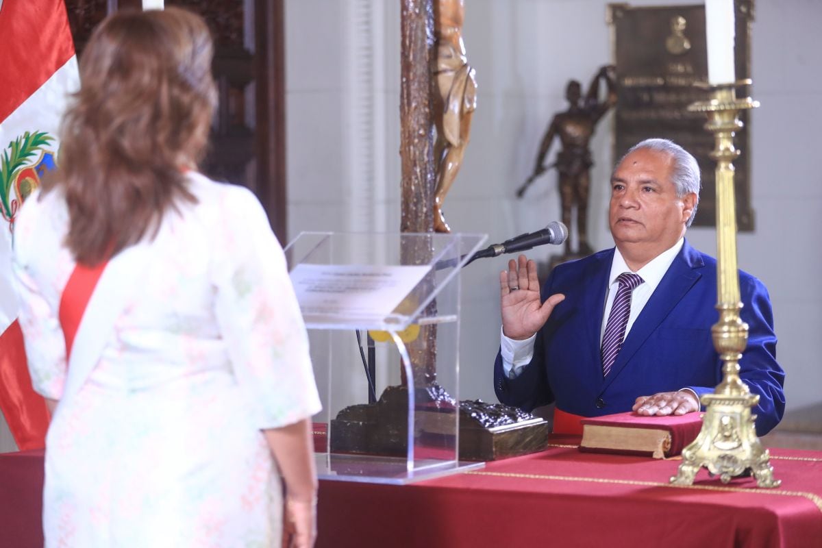 Presidenta Boluarte tomó juramento a César Sandoval como nuevo titular del MTC. Foto: Presidencia.