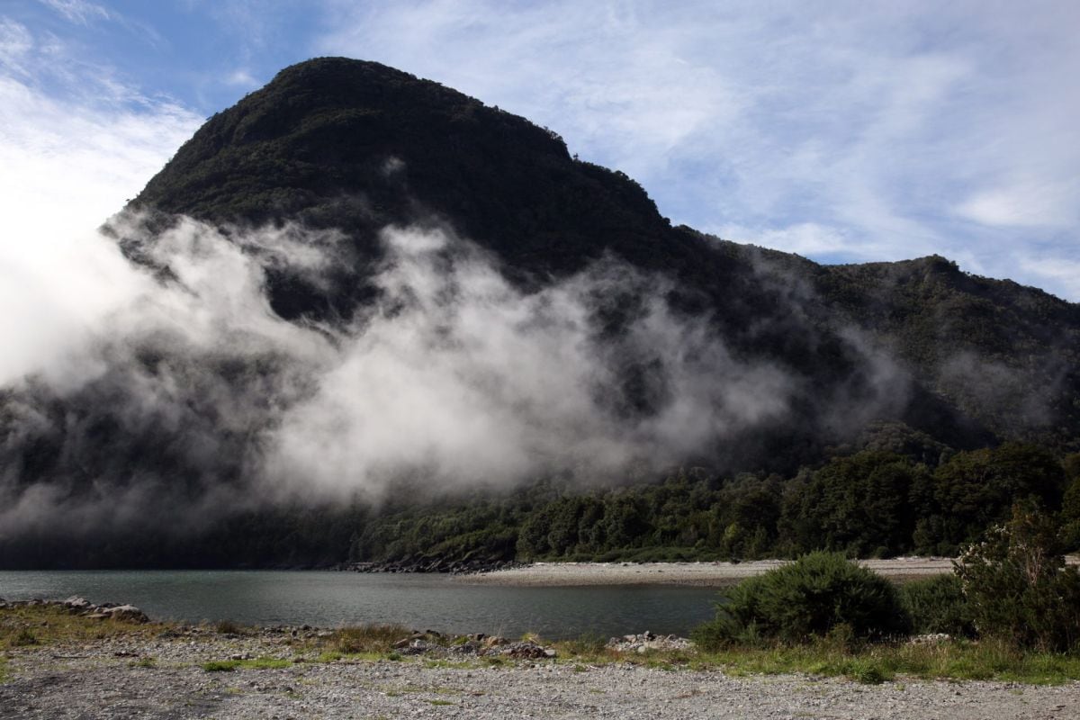 Esta experiencia inmersiva simula con olores, sonidos, imágenes y narraciones un recorrido por las zonas claves del Parque Pumalín, una iniciativa creada para todos los públicos a la conservación. (Foto: EFE)