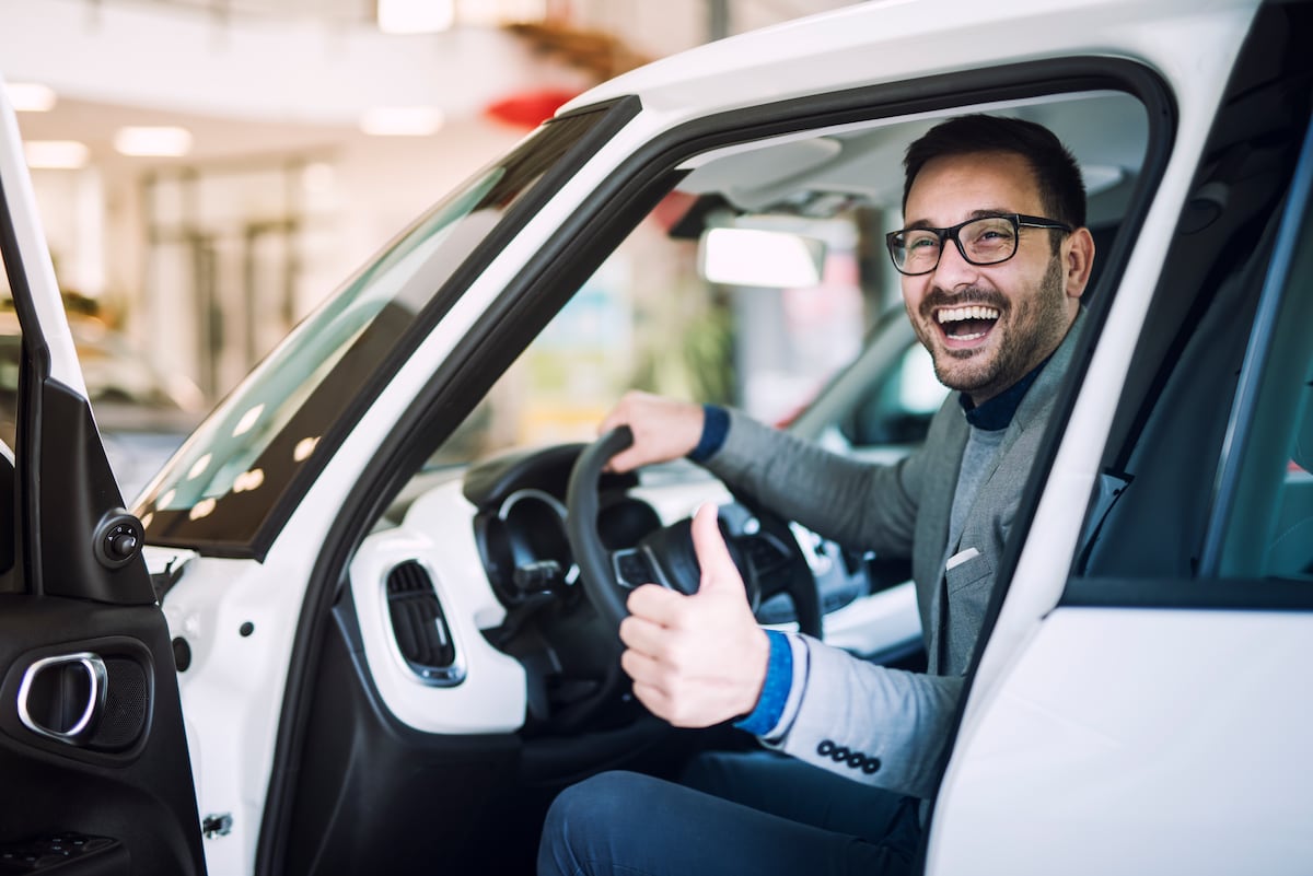 Happy satisfied customer just bought a brand new car at vehicle dealership.La AAP espera que las ventas de autos seminuevos se incremente a través de las concesionarias. Foto: Freepick
