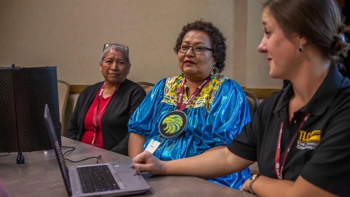 Ashleigh Surma (D) ayuda a Elva Case (I) y Linda Lupe (C) a registrar idiomas autóctonos en Bloomington, Indiana. (Foto: AFP)