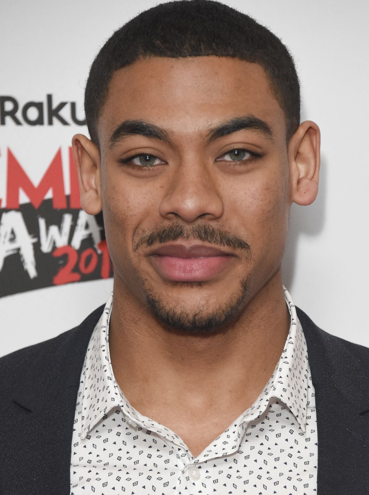 La vez que el actor británico Aaron Pierre posó al llegar a la 23ª edición anual de los Empire Awards en Londres el 18 de marzo de 2018 (Foto: Anthony Harvey / AFP)
