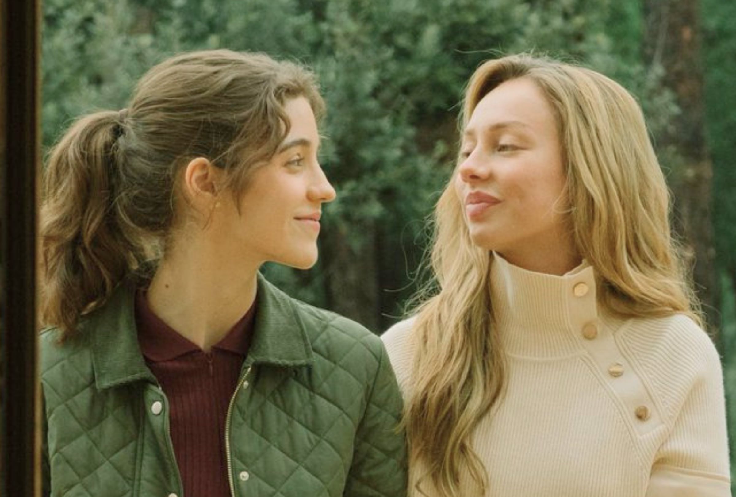 Zoe Bonafonte como Gabriela y Ester Expósito como Marfil Cortés en una escena de la película española "Enfrentados: Marfil" (Foto: Pokeepsie Films / Prime Video)