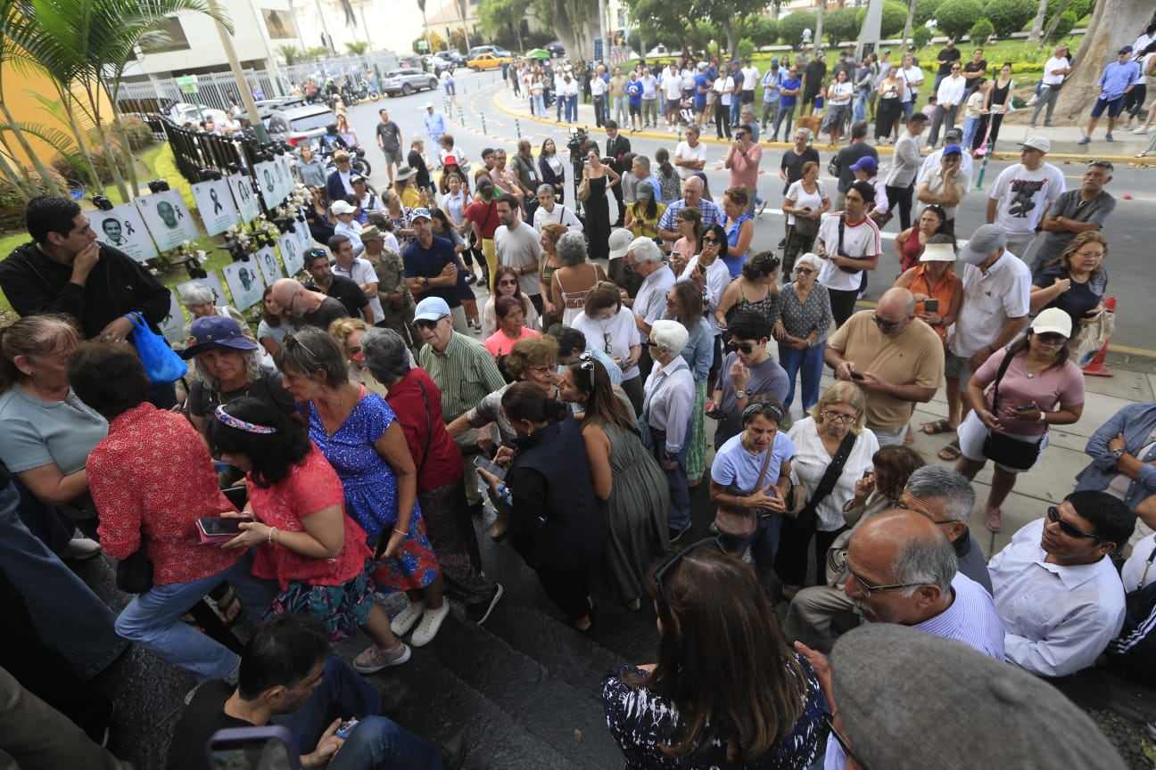 Largas colas se han registrado en algunos puntos de Lima por la demora en la instalación de mesas de sufragio. Foto: Alonso Chero/ GEC