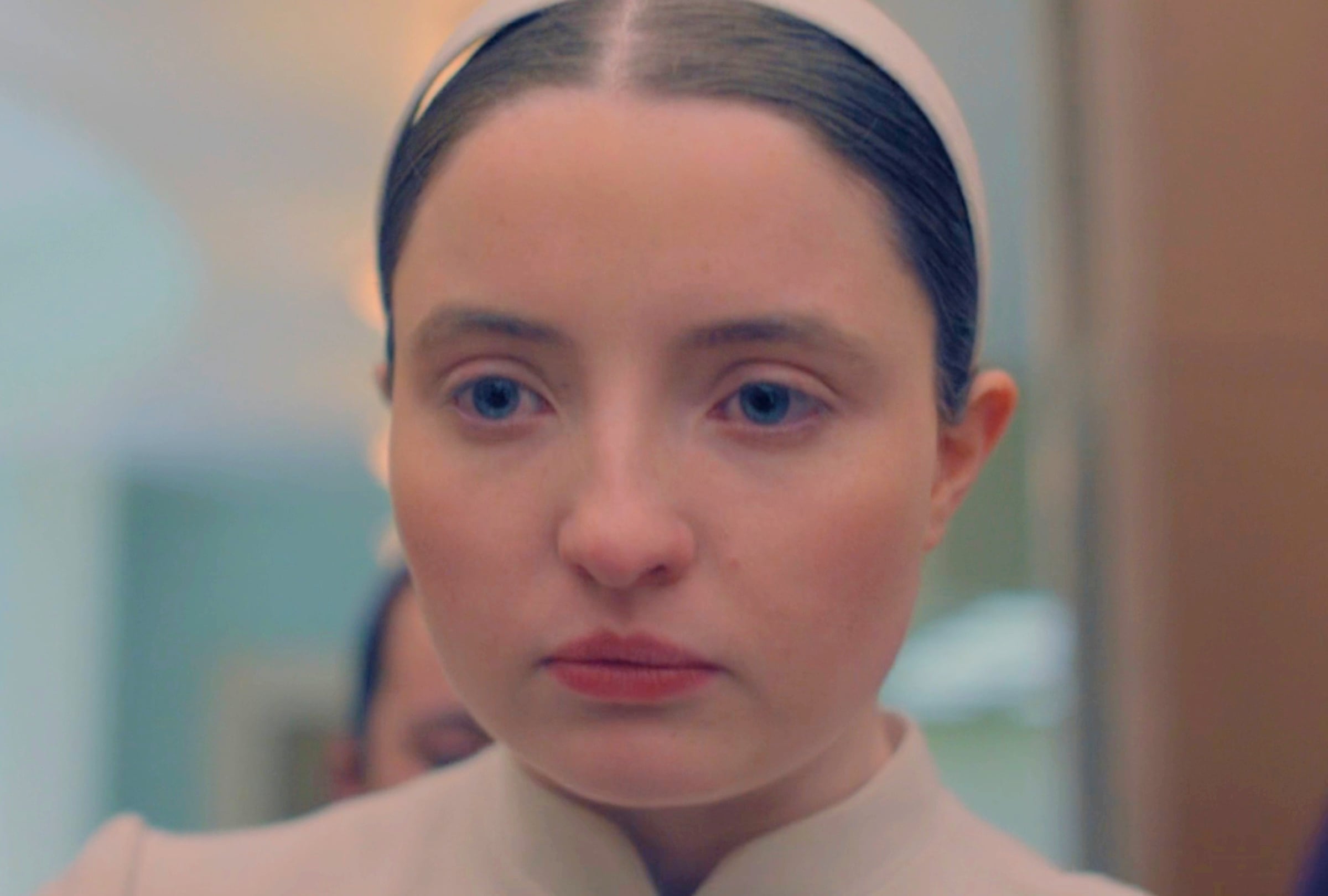 En la serie "The Testaments", la actriz Lucy Halliday interpreta a Daisy. Ella es una joven que viaja a Gilead como una de las llamadas "Pearl Girls" (Foto: Hulu / MGM Television)