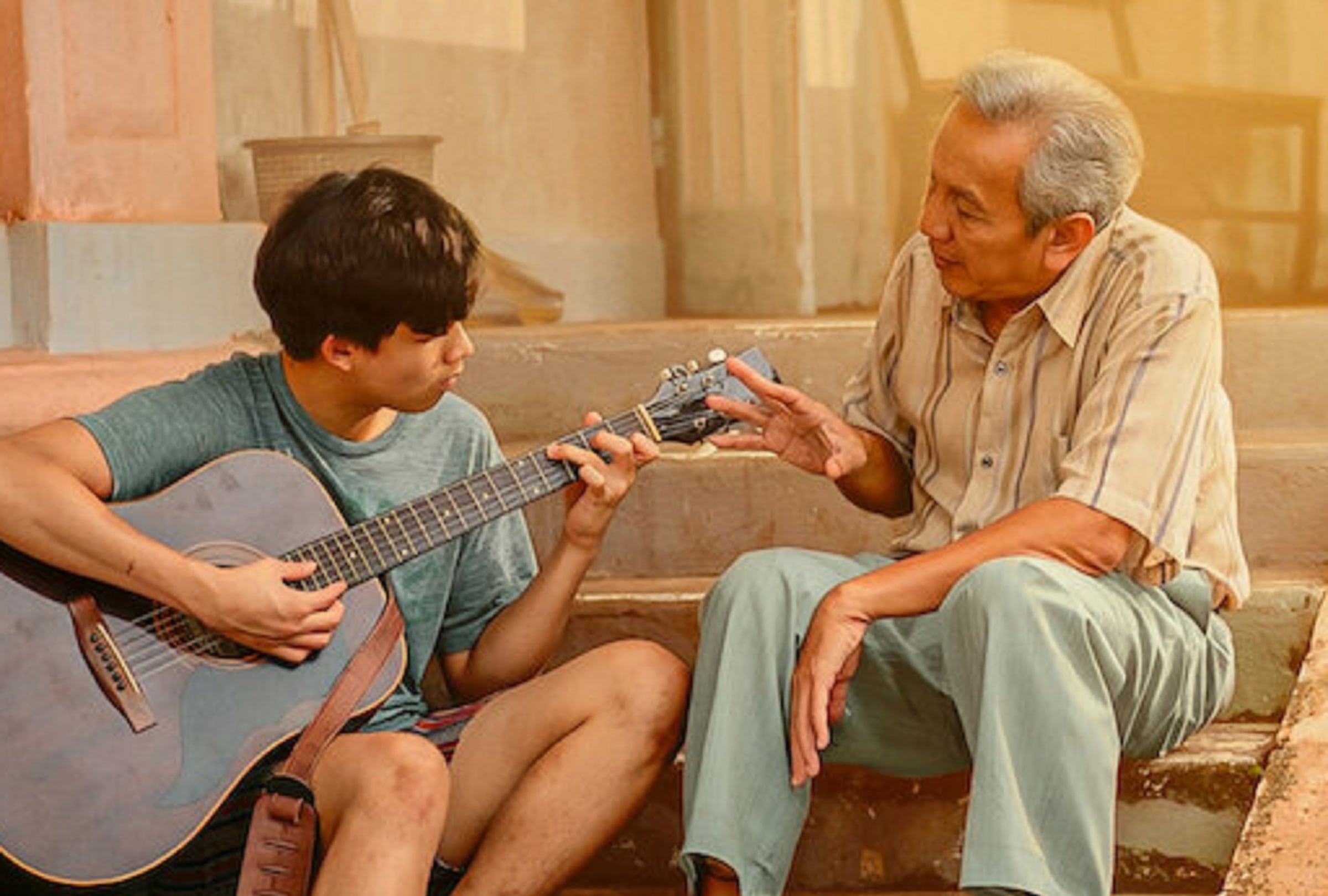 Millo Taslim interpreta a Kefas y Agus Wibowo interpreta a Simon en la película indonesia "Una carta a mi juventud" (Foto: Netflix)