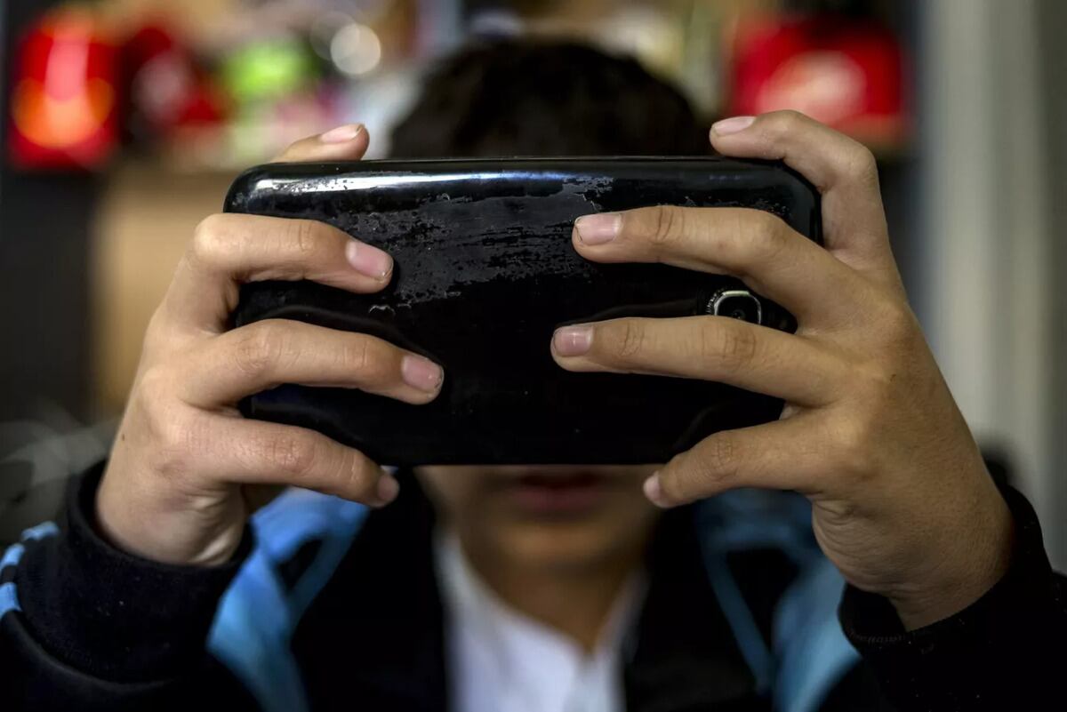 Mientras la tecnología automatiza tareas, especialistas llaman a fomentar juicio y habilidades socioemocionales. Foto: AFP / difusión