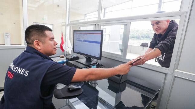 Migraciones anunció que en el primer trimestre de este año tiene programado la modificación de su Texto Único de Procedimientos Administrativos (TUPA), a fin de empezar a emitir los pasaportes con vigencia ampliada de diez años para las personas mayores de edad. (Foto: Migraciones)