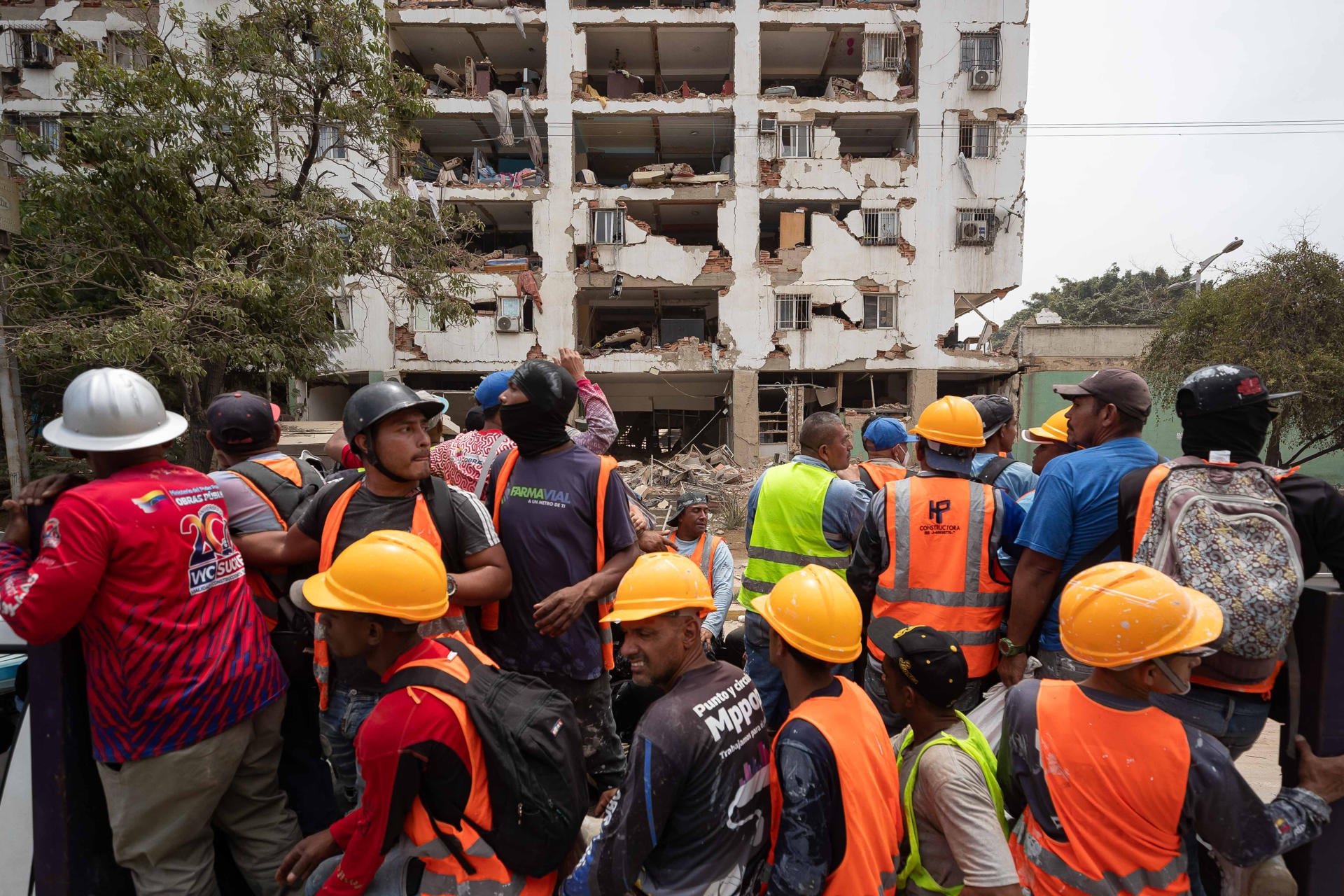 Personas observan un edificio colapsado en La Guaira, Venezuela. (EFE/ Ronald Peña R.).