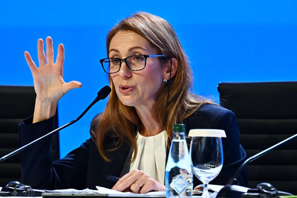 La economista jefa del FMI, Silvana Tenreyro, interviene durante la rueda de prensa sobre las Perspectivas de la economía mundial en el marco de las Reuniones Anuales del Fondo Monetario Internacional (FMI) y el Grupo del Banco Mundial (GBM), celebradas en el Centro Nacional de Convenciones Queen Sirikit (QSNCC) de Bangkok el 13 de octubre de 2026. (Foto de Lillian SUWANRUMPHA / AFP)