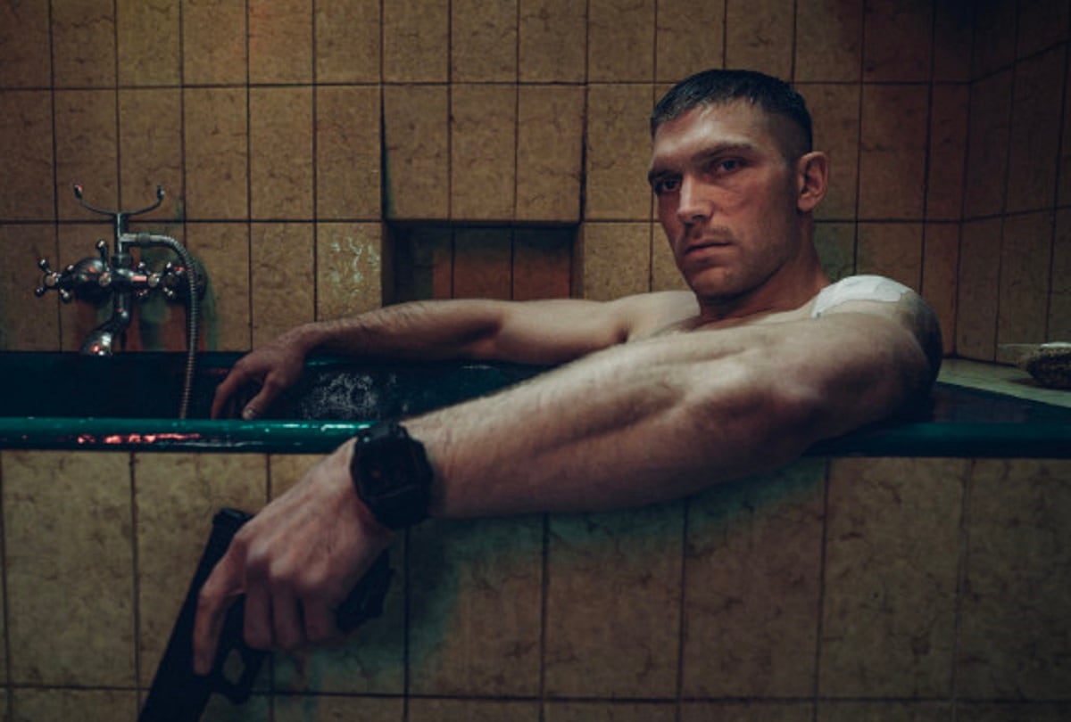 El exagente Oskar Gwiazda (Piotr Witkowski) tiene que buscar una solución para sus deudas en la serie polaca "Adelante, hermano" (Foto: Netflix)