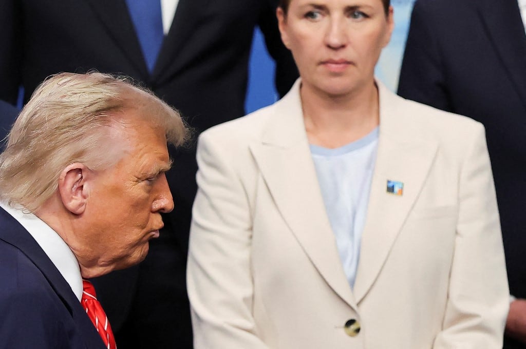 (ARCHIVO) El presidente estadounidense Donald Trump (izq.) y la primera ministra danesa Mette Frederiksen se reúnen para una foto familiar antes de una sesión plenaria de la cumbre de Jefes de Estado y de Gobierno de la Organización del Tratado del Atlántico Norte (OTAN) en La Haya, el 25 de junio de 2025. Cualquier ataque estadounidense contra un aliado de la OTAN sería el fin de "todo", advirtió la primera ministra danesa Mette Frederiksen el 5 de enero de 2026, después de que el presidente estadounidense Donald Trump reiterara su deseo de anexar Groenlandia. (Foto de Christian Hartmann / POOL / AFP)