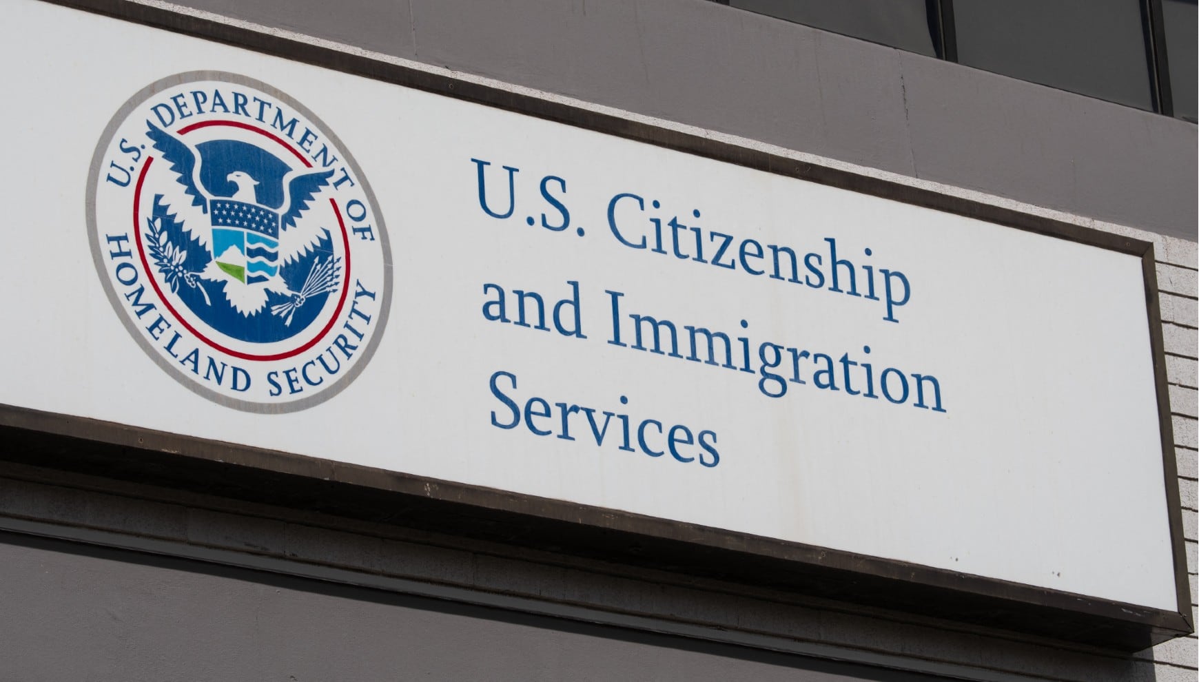 USCIS cambiará el cálculo de ciertos plazos migratorios desde el 23 de octubre de 2026. | Foto por CHARLES-MCCLINTOCK WILSON / NURPHOTO / NURPHOTO VIA AFP