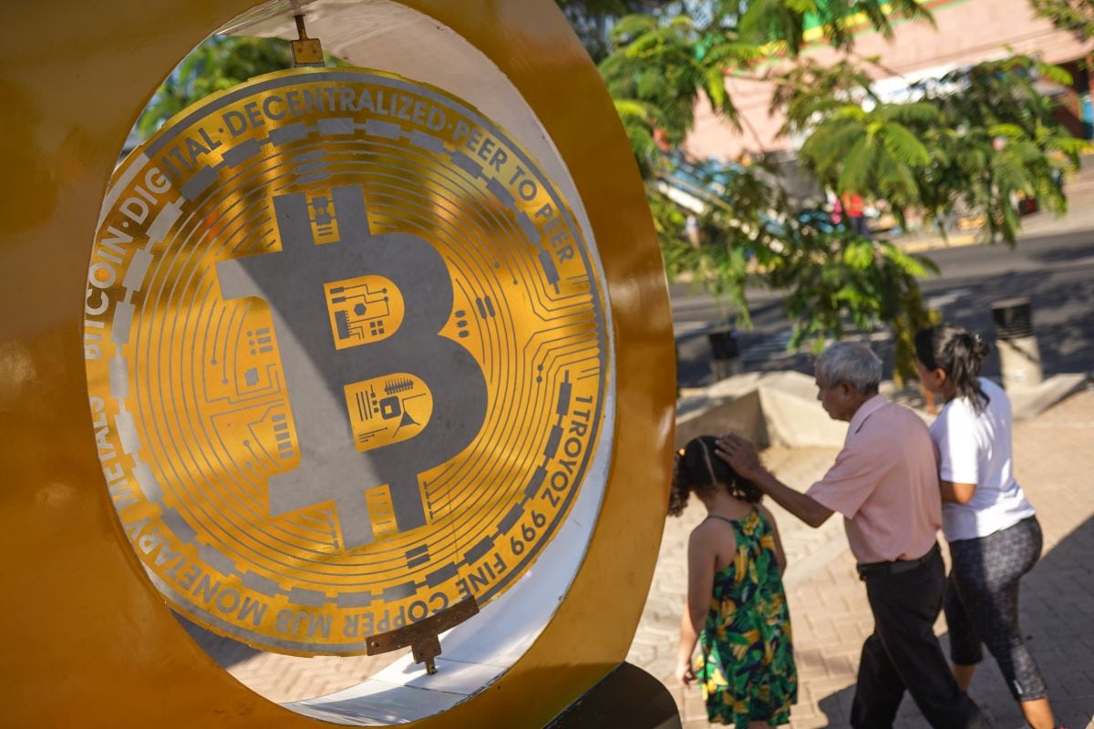 Una estatua de Bitcoin en Ilopango, El Salvador. Fotógrafo: Camilo Freedman/Bloomberg