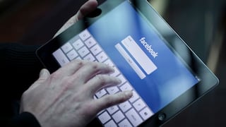 Robots echan una mano a Facebook en lucha contra noticias falsas