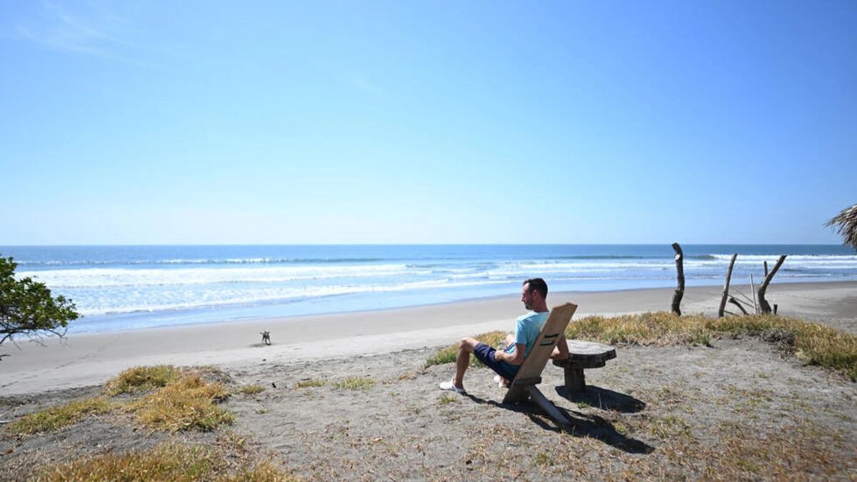 El bitcoiner estadounidense Corbin Keegan observa el mar en Playa Blanca, en el municipio de Conchagua. (Foto: AFP)
