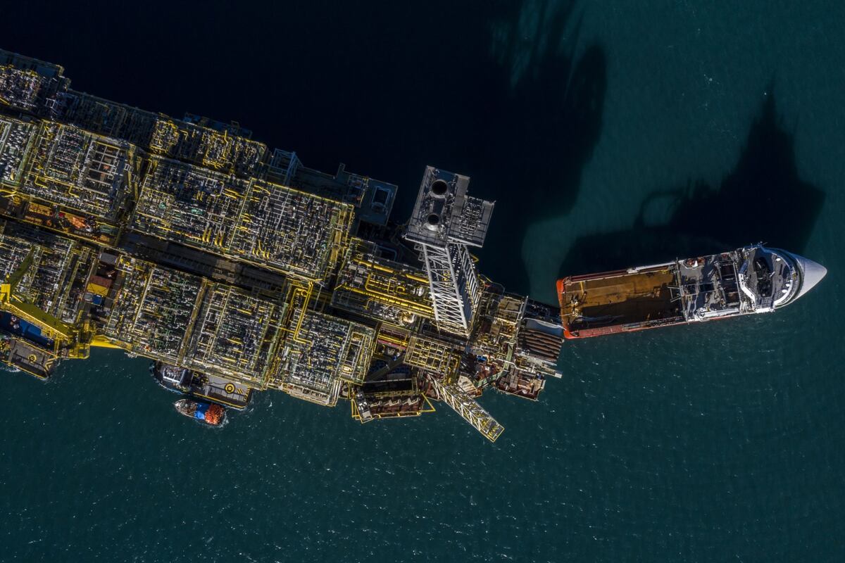 El buque flotante, de producción, almacenamiento y descarga (FPSO) MV30 Carioca de Petroleo Brasileiro SA (Petrobras) ancló en Angra dos Reis, estado de Río de Janeiro, Brasil, el jueves 1 de julio de 2021. Pocas industrias petroleras fuera de Oriente Medio son tan bien posicionado como Brasil para sobrevivir a un retroceso agresivo en el consumo y los precios a medida que las naciones desarrolladas abordan las emisiones con más urgencia.