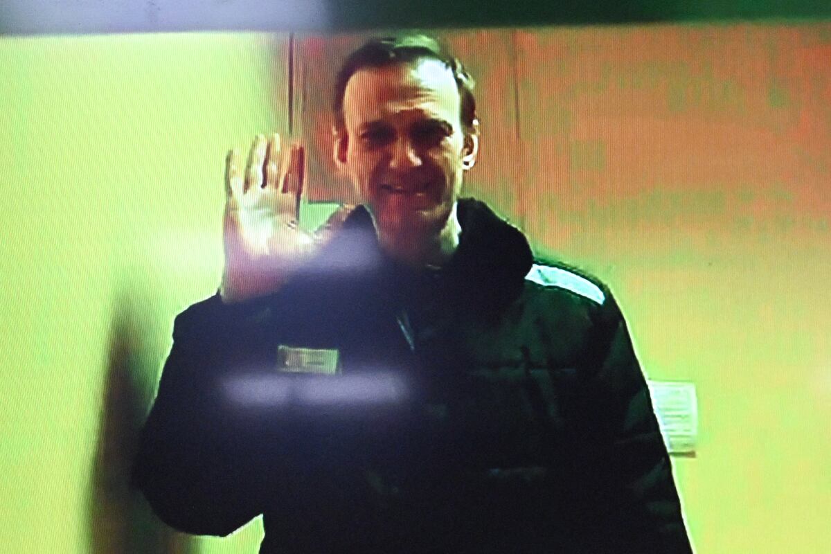 La figura de la oposición rusa encarcelada Alexei Navalny se ve en una pantalla a través de un enlace de video desde su colonia penal antes de una audiencia. (Foto: AFP)