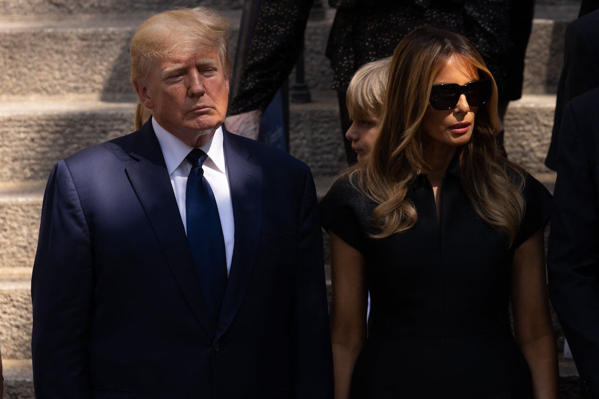 Donald Trump y Melania Trump frente a la Iglesia Católica Romana de San Vicente Ferrer después del funeral de Ivana Trump en Nueva York, el 20 de julio de 2022 (Foto: Yuki Iwamura / AFP)