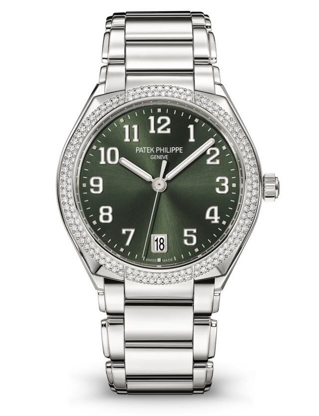 El Twenty~4 Automatique de Patek Philippe para mujeres se presenta en una nueva versión de acero. El bisel está realzado por una doble hilera de diamantes. La arquitectura y los acabados esmerados del movimiento son visibles a través del fondo de cristal de zafiro transparente. El brazalete de acero, pulido a mano, tiene una hebilla desplegable patentada y asegurada por cuatro puntos de enganche independientes. (Foto: Joyería Aldo & Co.)
