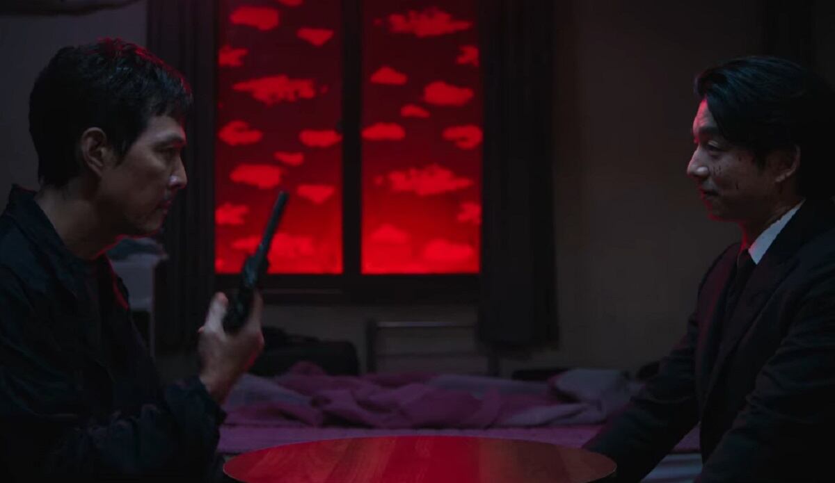 Gi-hun (Lee Jung-jae) y el reclutador (Gong Yoo) jugan a la ruleta rusa en la temporada 2 de "El juego del calamar" (Foto: Netflix)