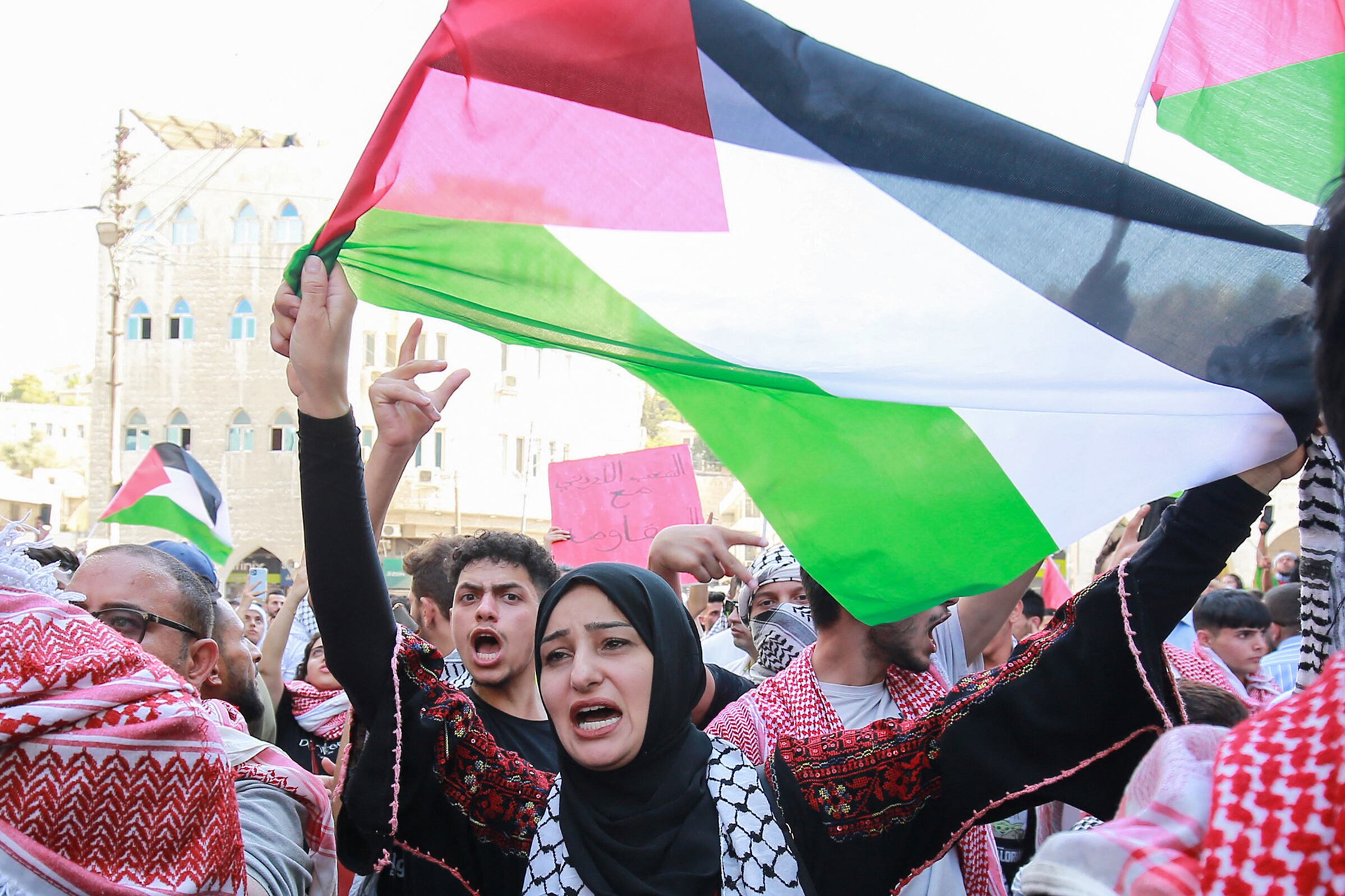 Un manifestante ondea la bandera palestina durante una manifestación en Ammán el 13 de octubre de 2023. (Foto de Khalil MAZRAAWI / AFP)