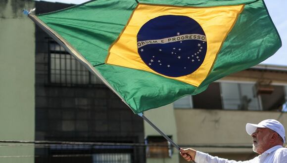 Luiz Inacio Lula da Silva ondea una bandera brasileña durante un mitin en Sao Gonçalo, en la Región Metropolitana, el 20 de octubre de 2022 en Sao Goncalo, Brasil. (Foto de Buda Mendes/Getty Images)