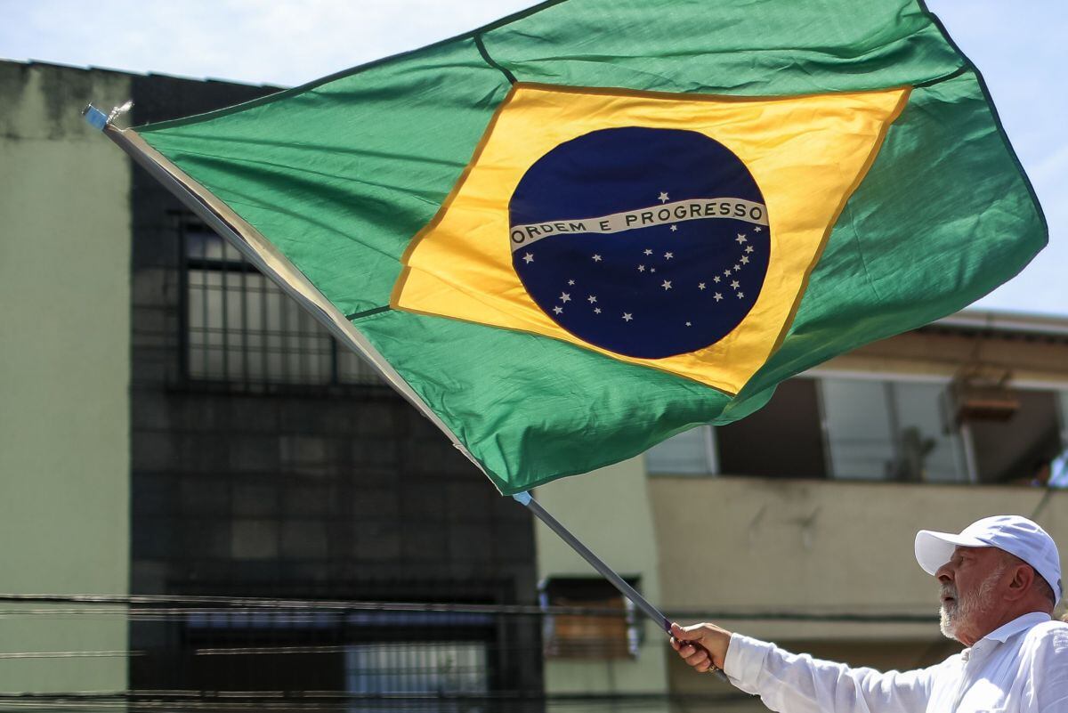 Luiz Inacio Lula da Silva ondea una bandera brasileña durante un mitin en Sao Gonçalo, en la Región Metropolitana, el 20 de octubre de 2022 en Sao Goncalo, Brasil. (Foto de Buda Mendes/Getty Images)