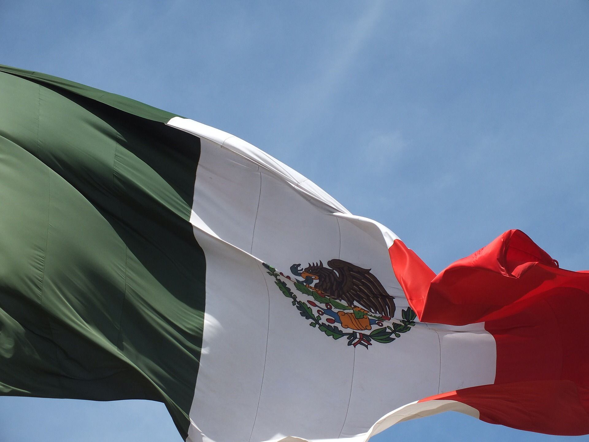 En 2011 la Bandera mexicana rompió el récord Guinness por el asta más alta de América con una altura de 120 metros