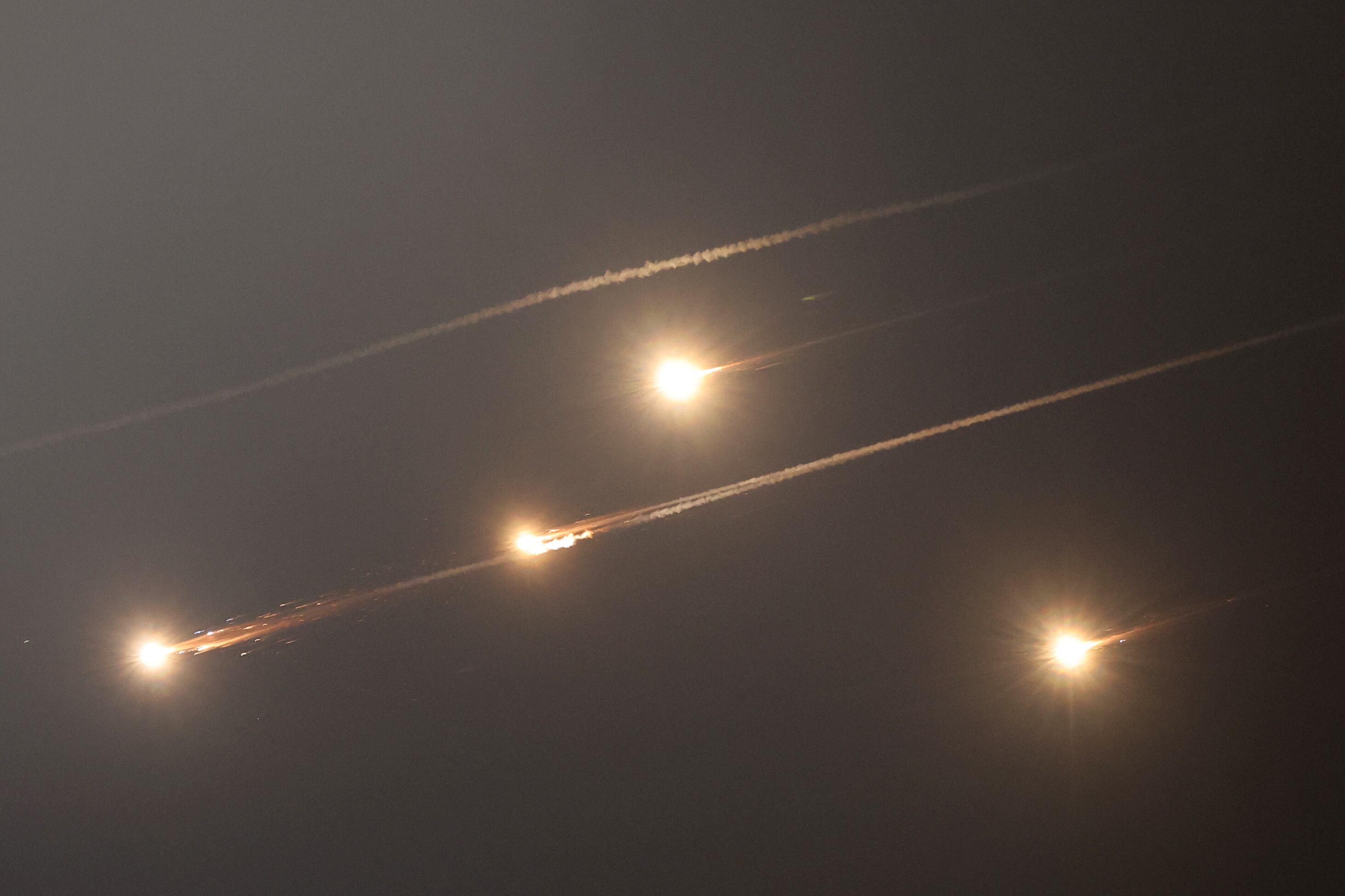 Las sirenas antiaéreas sonaron en Jerusalén y se escucharon fuertes explosiones el 13 de junio, informaron periodistas de AFP, mientras el ejército israelí afirmaba haber detectado un misil lanzado desde Irán. (Foto de Ahmad GHARABLI / AFP)