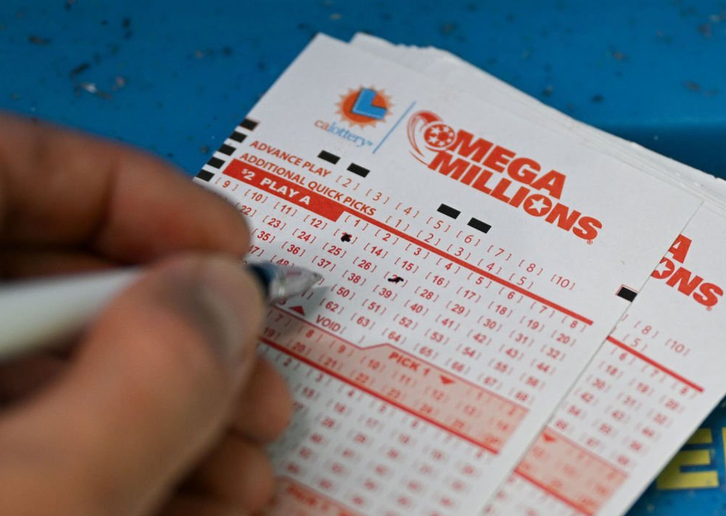 Los boletos de Mega Millions cuestan $5.00 por jugada, con un multiplicador incluido. (Foto: Tayfun Coskun / Anadolu Agency vía Getty Images)