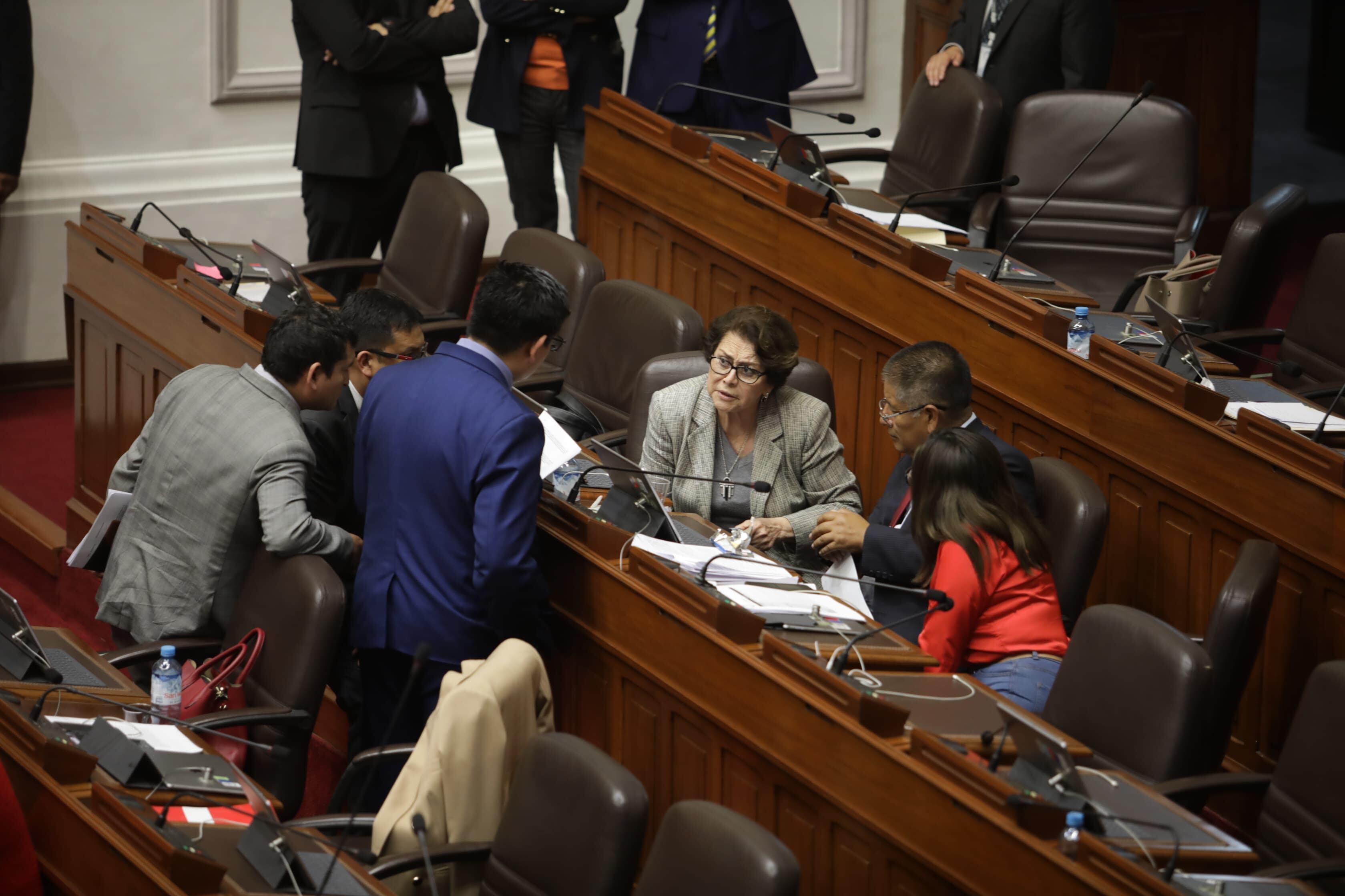 Parlamentarios conversan durante la sesión del pleno del Congreso, en la jornada del viernes 11 de octubre, que se prolongó hasta la medianoche. Foto: GEC.