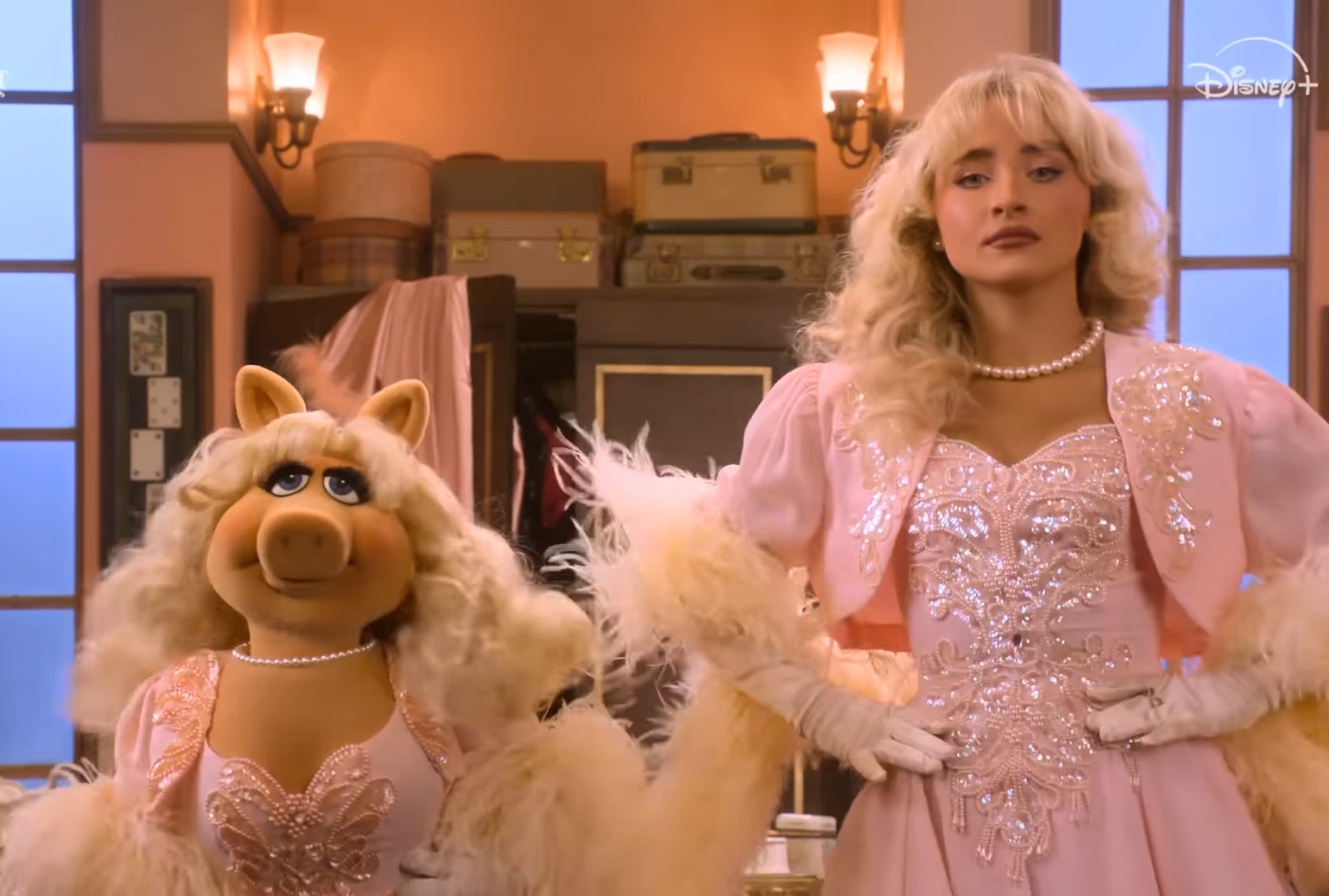 Miss Piggy y Sabrina Carpenter en una escena del especial "The Muppet Show" (Foto: 20h Television / Disney+ / ABC)