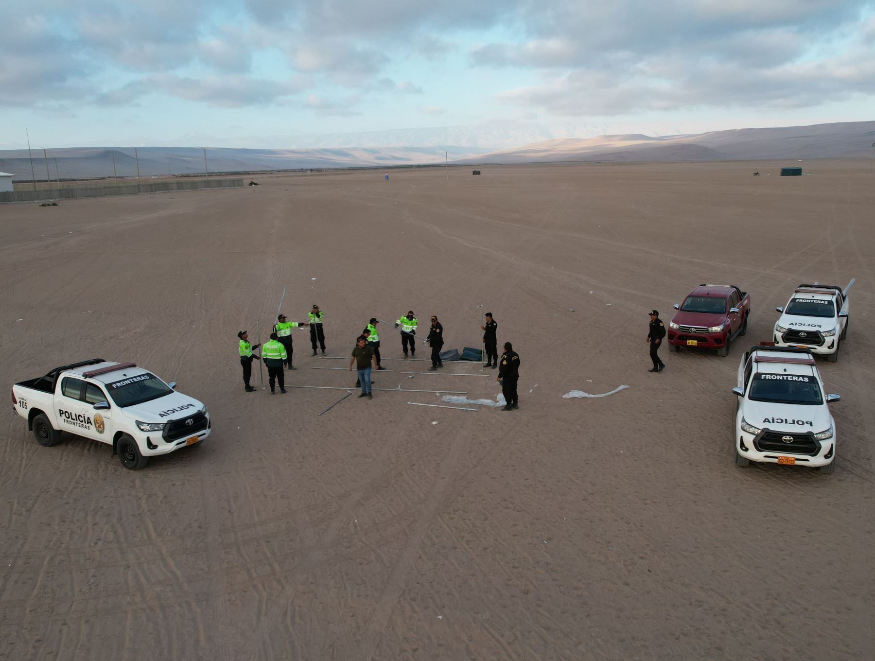 Ciudadanos extranjeros procedentes de Chile llegan hasta La Línea de la Frontera, pero no pueden ingresar hacia el país porque no cuentan con sus documentos en regla. (Foto: Agencia Andina)
