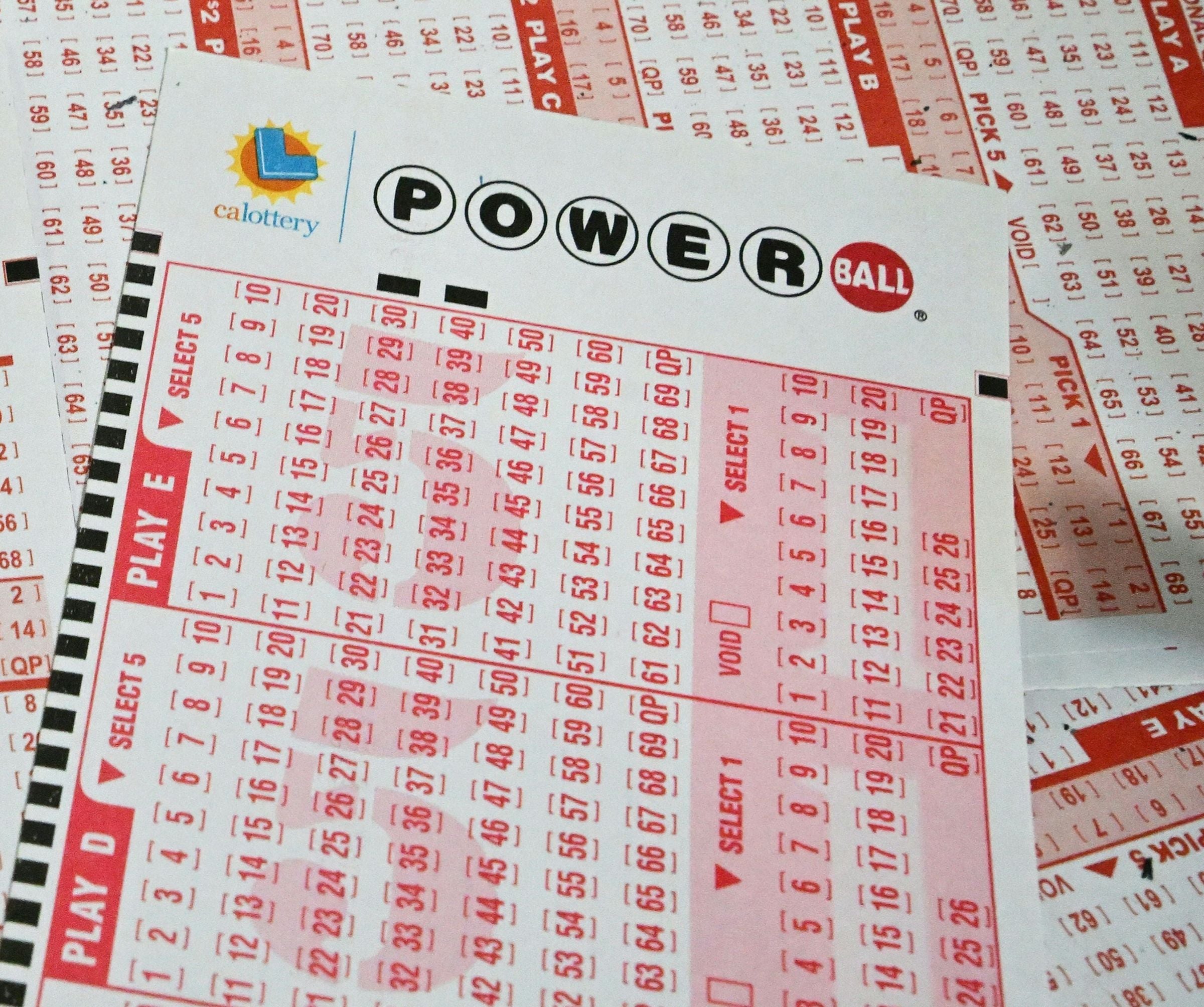 Por lo general, los participantes del Powerball pueden reclamar un premio de hasta $600 en cualquier lotería autorizada de la jurisdicción donde compraron el boleto. (Foto: FREDERIC J. BROWN / AFP)