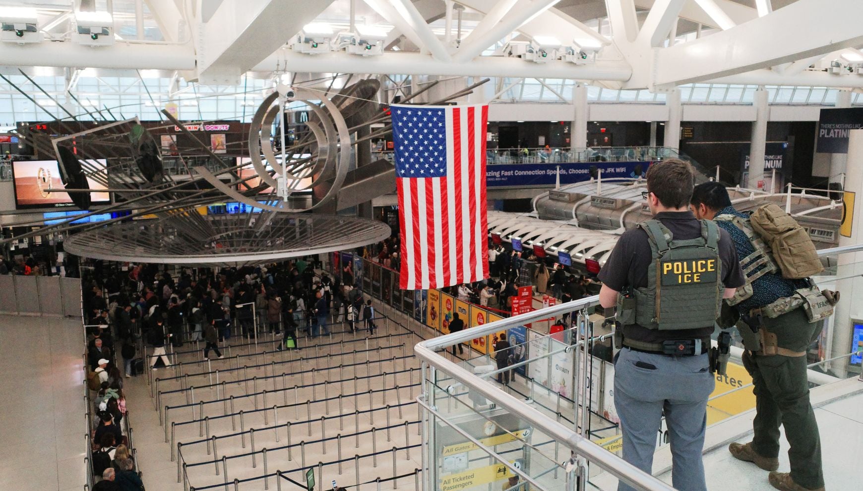 Más allá del impacto operativo, la medida forma parte de una estrategia para presionar a las ciudades santuario. En la imagen, agentes del ICE patrullan la Terminal 1 del Aeropuerto Internacional John F. Kennedy el 27 de marzo de 2026 en Nueva York, Nueva York (Foto: Michael M. Santiago/Getty Images/AFP)