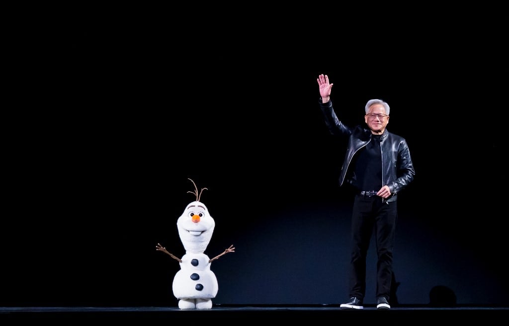El director ejecutivo de Nvidia, Jensen Huang, estuvo acompañado en el escenario por un robot animatrónico de Disney durante su discurso de apertura en la conferencia anual de desarrolladores GTC de la compañía, celebrada en el SAP Center de San José, California, el 16 de marzo de 2026. (Foto de JOSH EDELSON / AFP)