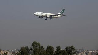 Al menos 21 cuerpos recuperados en sitio de accidente aéreo en Pakistán