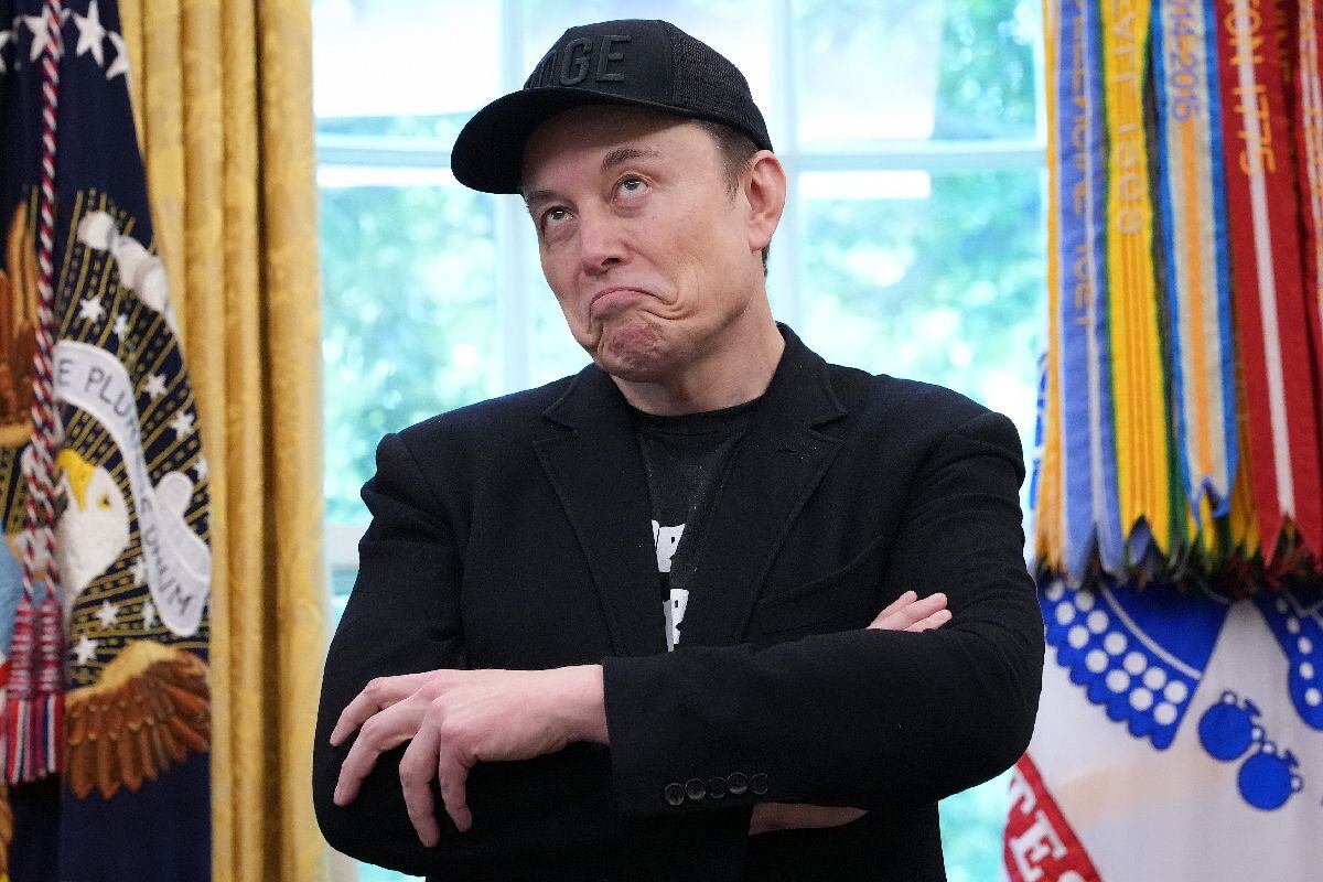 Elon Musk, director ejecutivo de Tesla, habla con periodistas junto al presidente de Estados Unidos, Donald Trump, en el Despacho Oval de la Casa Blanca el 30 de mayo de 2025 en Washington, DC. (Foto de Kevin Dietsch/Getty Images)