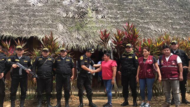 Al medio, la lideresa awajún Augostina Mayán Apikai, quien denunció recibir amenazas de presuntos mineros ilegales.