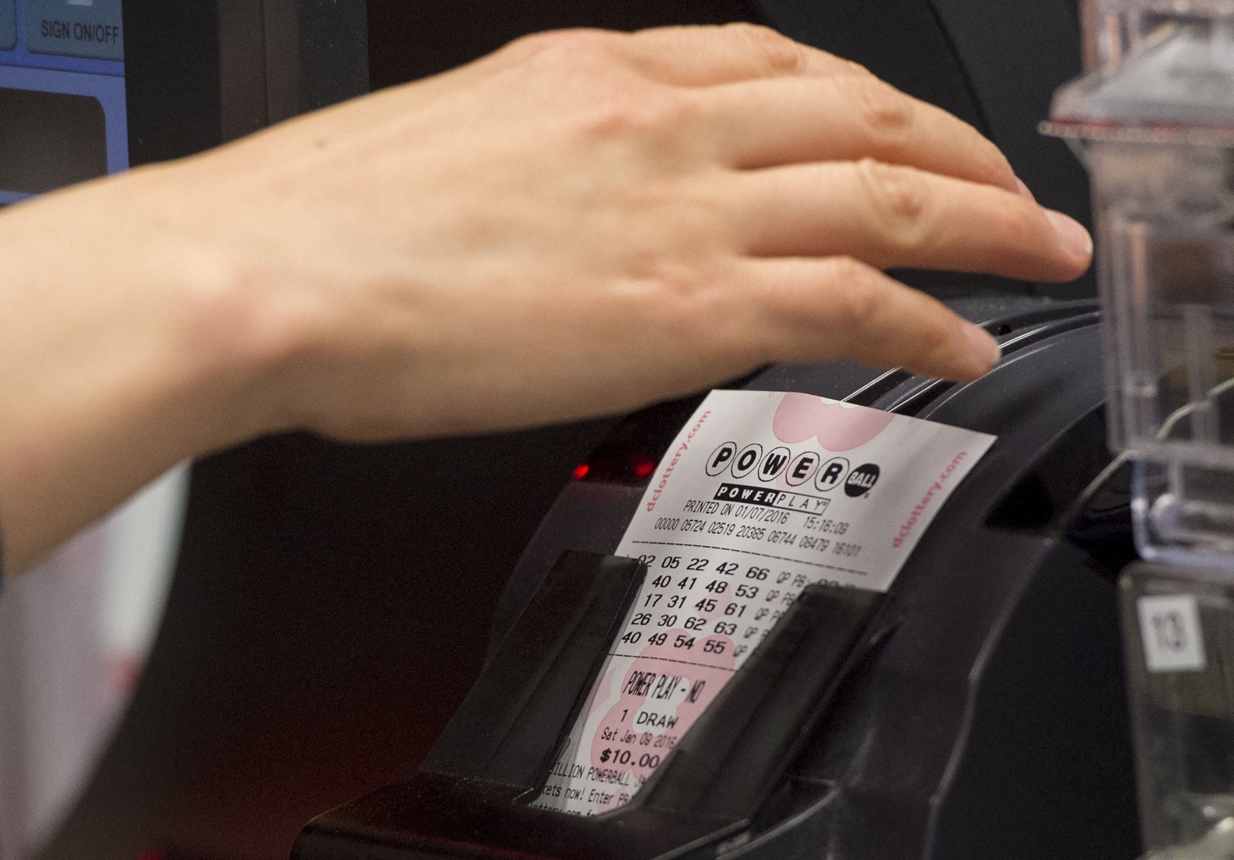 Por lo general, los participantes del Powerball pueden reclamar un premio de hasta $600 en cualquier lotería autorizada de la jurisdicción donde compraron el boleto. (Foto: SAUL LOEB / AFP)