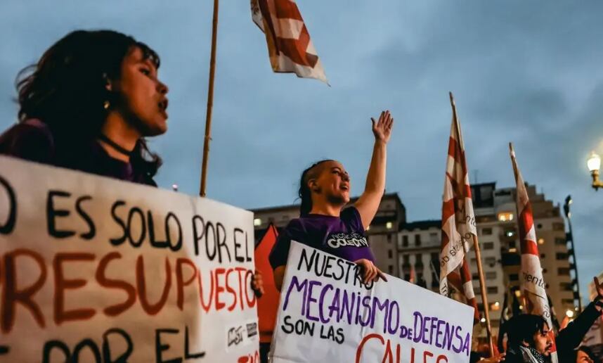 La aprobación de la 'ley ómnibus' provocó protestas por la pérdida de derechos laborales y servicios públicos esenciales. Foto: EFE